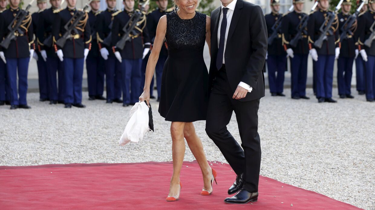 Новый президент Франции Эммануэль Макрон с супругой Брижит Макрон