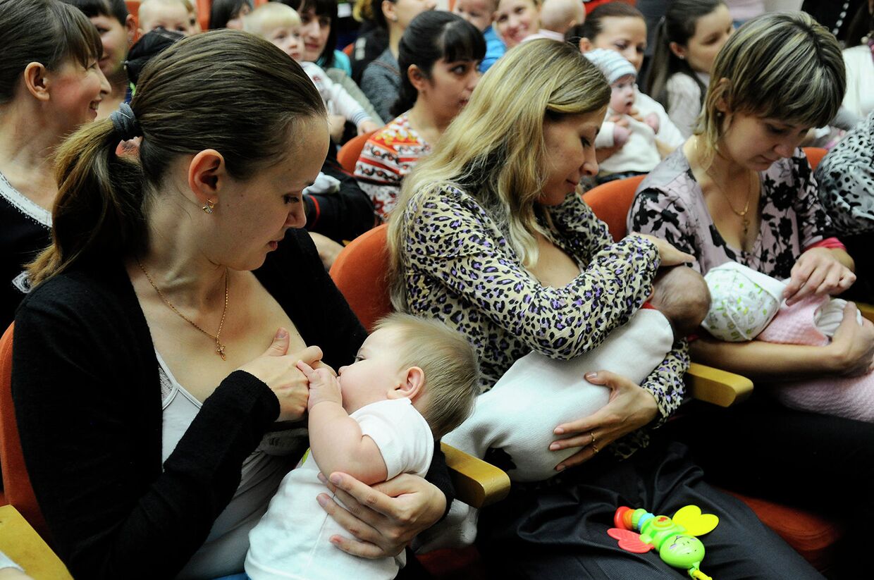 Молодые мамы вместе покормили детей грудью в центре Красноярска