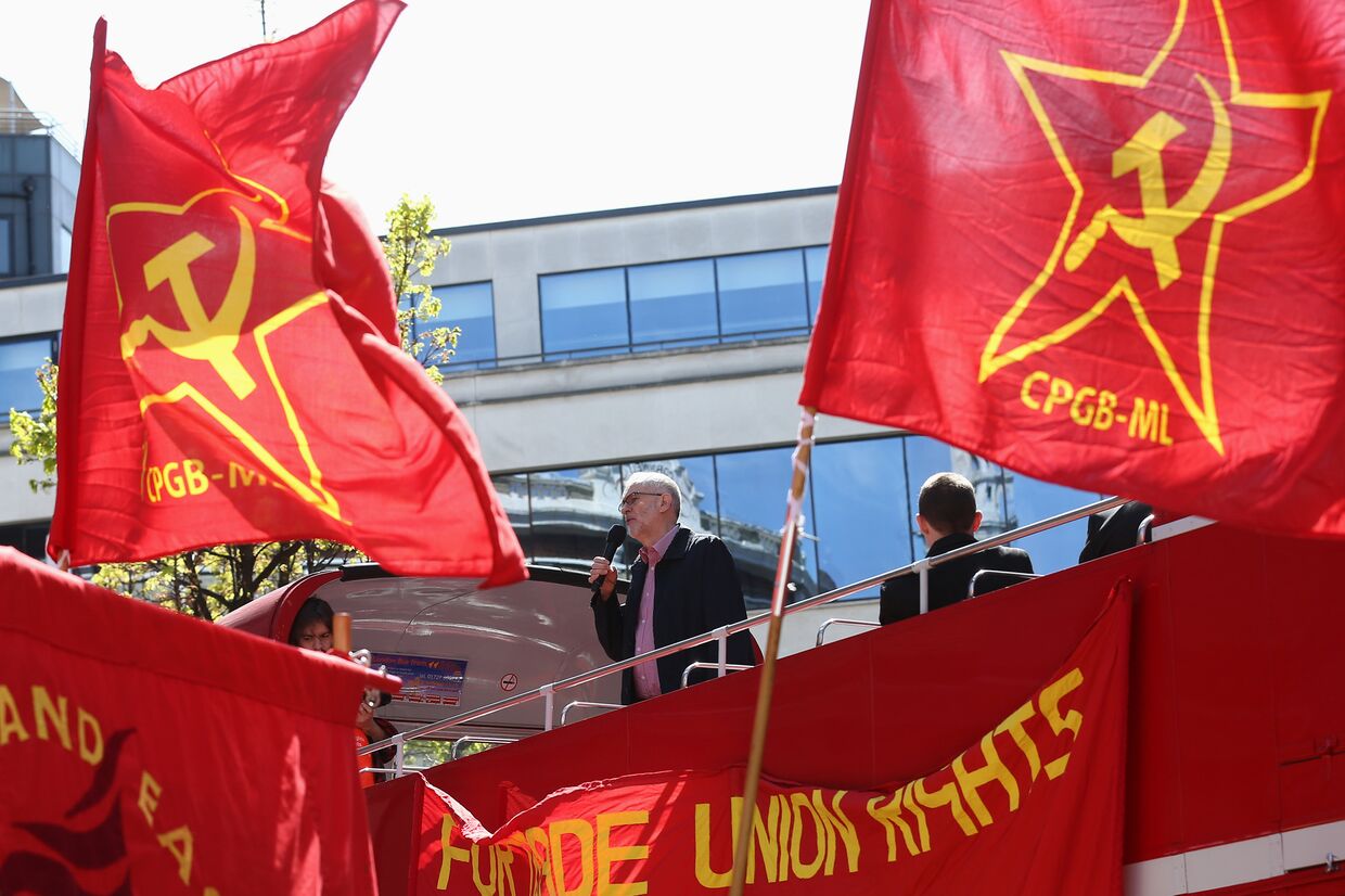 Флаги коммунистической партии Великобритании на первомайском митинге в Лондоне