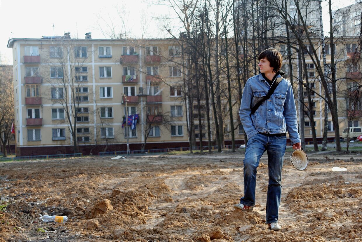 Житель одного из 5-этажный домов в Москве, подготовленных к сносу