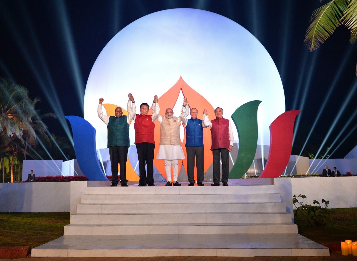Совместное фотографирование лидеров БРИКС в индийской национальной одежде