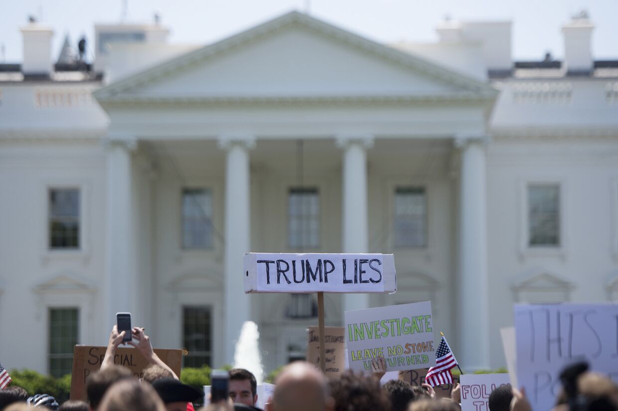 Акция протеста перед Белым домом в Вашингтоне