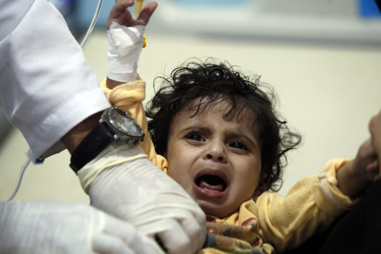 Ребенок с подозрением на холеру в больнице в Сане, Йемен