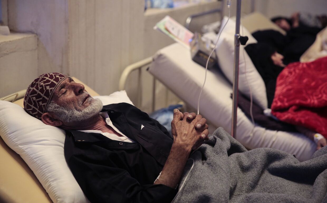 Пожилой человек с подозренеми на холеру в госпитале в Сане, Йемен