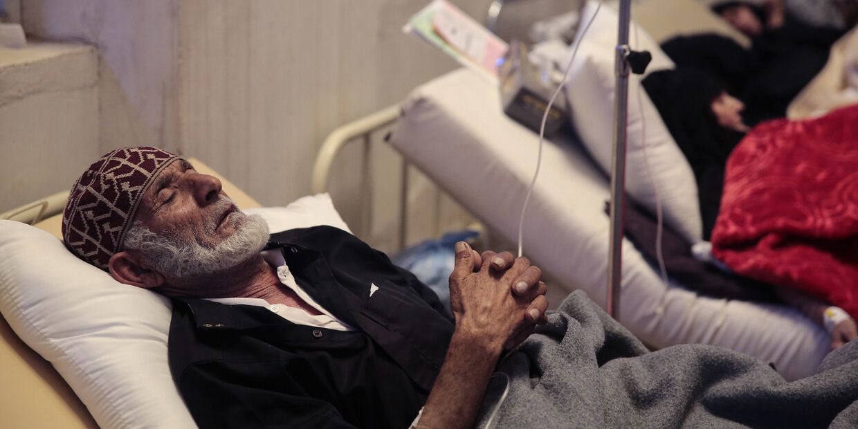 Пожилой человек с подозренеми на холеру в госпитале в Сане, Йемен