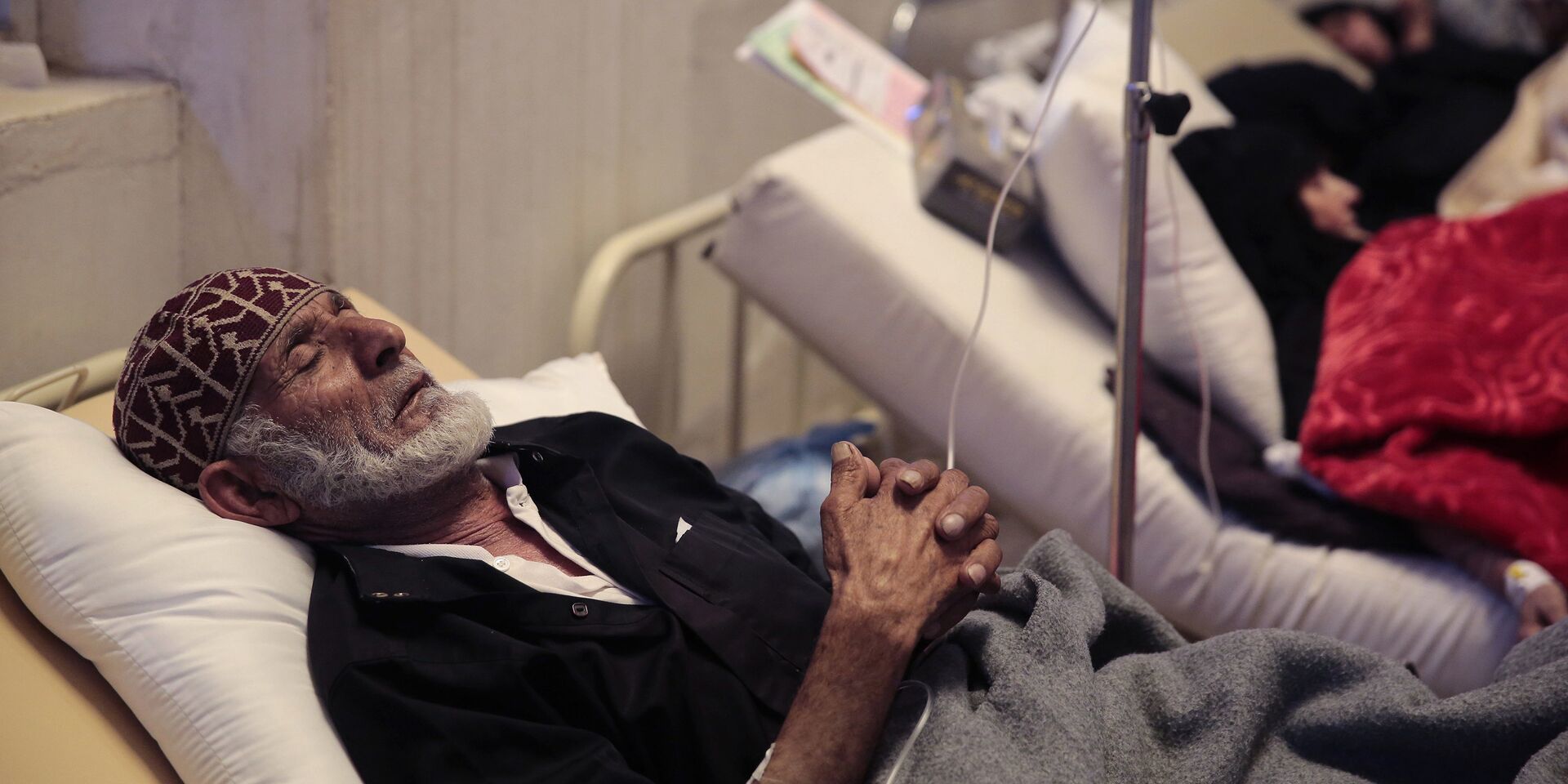 Пожилой человек с подозренеми на холеру в госпитале в Сане, Йемен - ИноСМИ, 1920, 12.10.2022