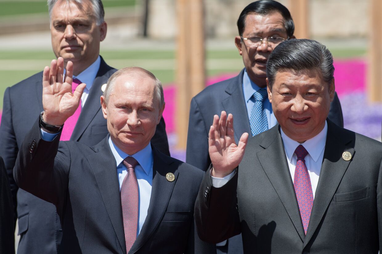 Президент РФ Владимир Путин и председатель КНР Си Цзиньпин на церемонии совместного фотографирования участников круглого стола Международного форума Один пояс, один путь. 15 мая 2017