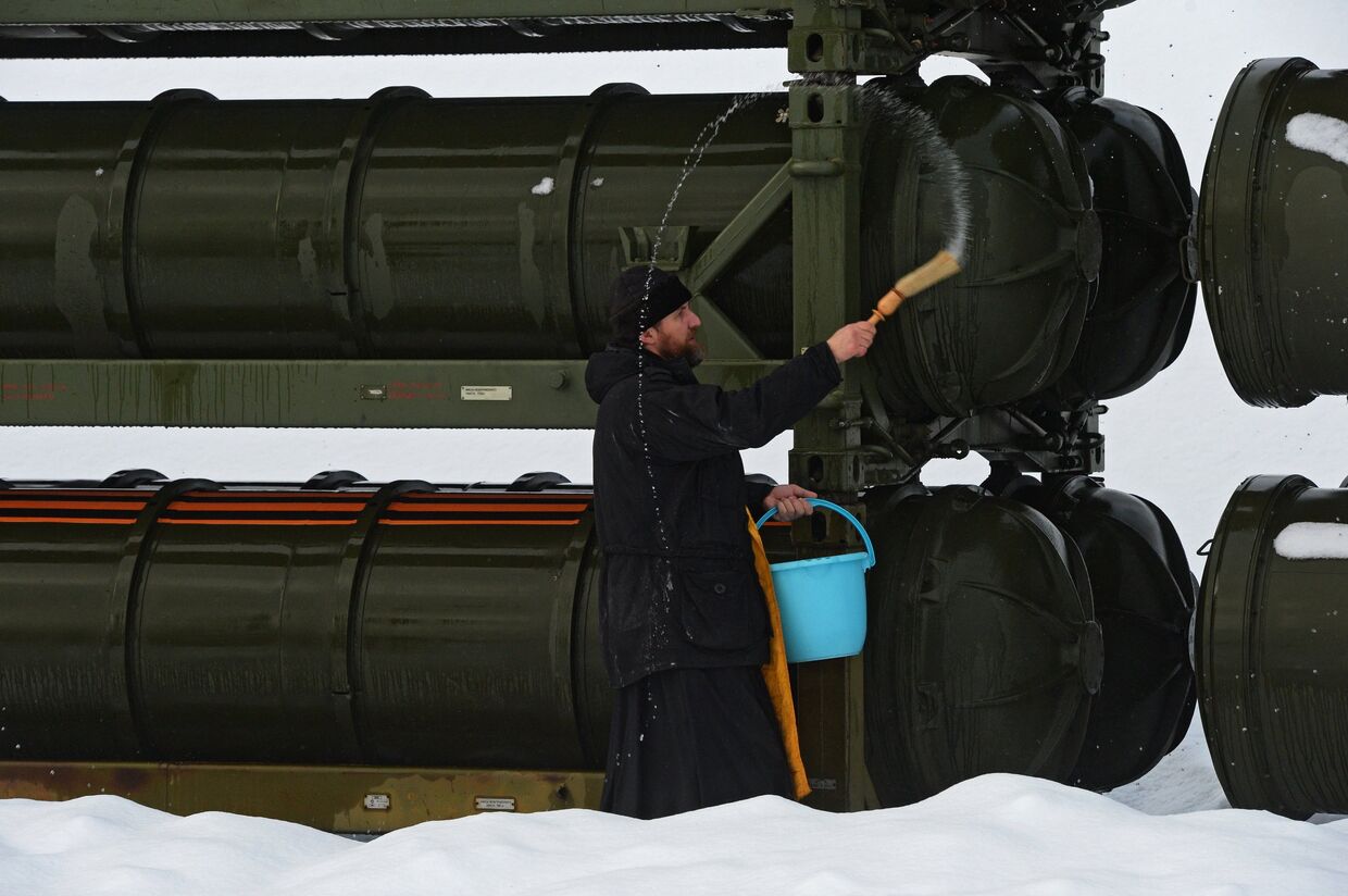 Священнослужитель освящает контейнеры с зенитными ракетами