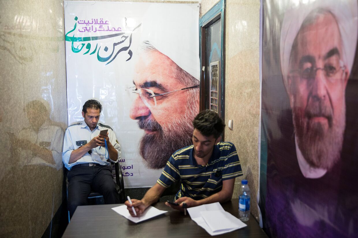 Портреты кандидата в президенты Ирана действующего президента страны Хасана Роухани в Тегеране накануне выборов. 17 мая 2017