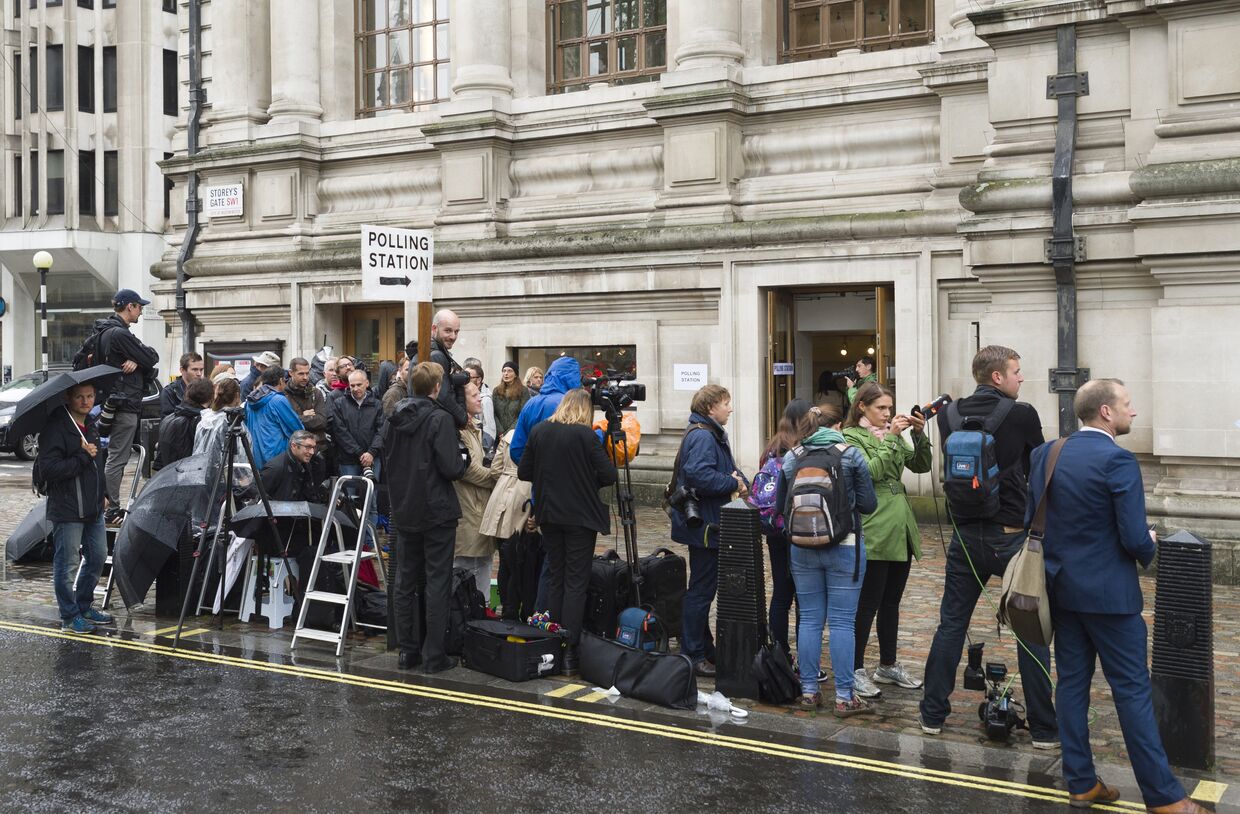 Журналисты у Методистского центрального зала Вестминстера ждут прибытия премьер-министра Дэвида Кэмерона на референдум по сохранению Великобританией членства в Европейском Союзе