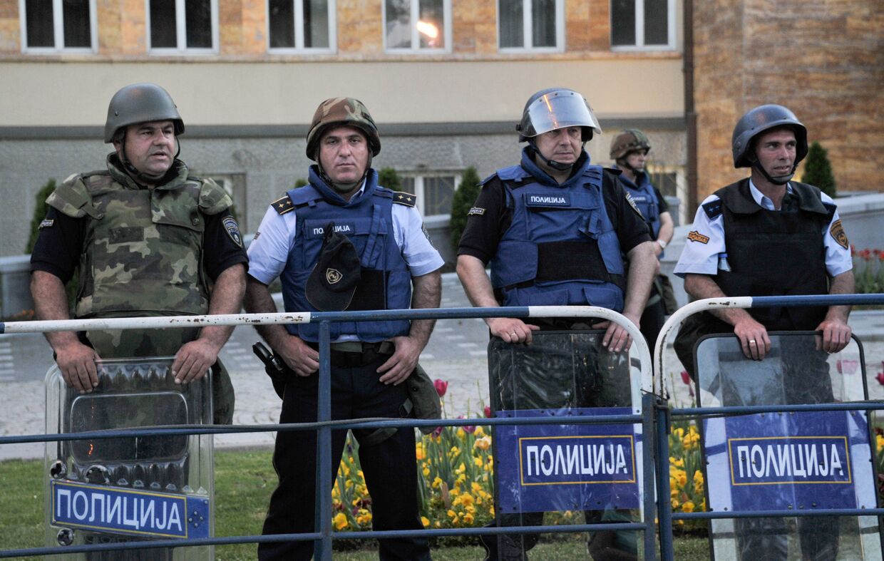 Полицейские охраняют здание парламента Македонии в Скопье во время акции протеста македонской оппозиции против амнистии высокопоставленных политиков и досрочных парламентских выборов. 2016 год