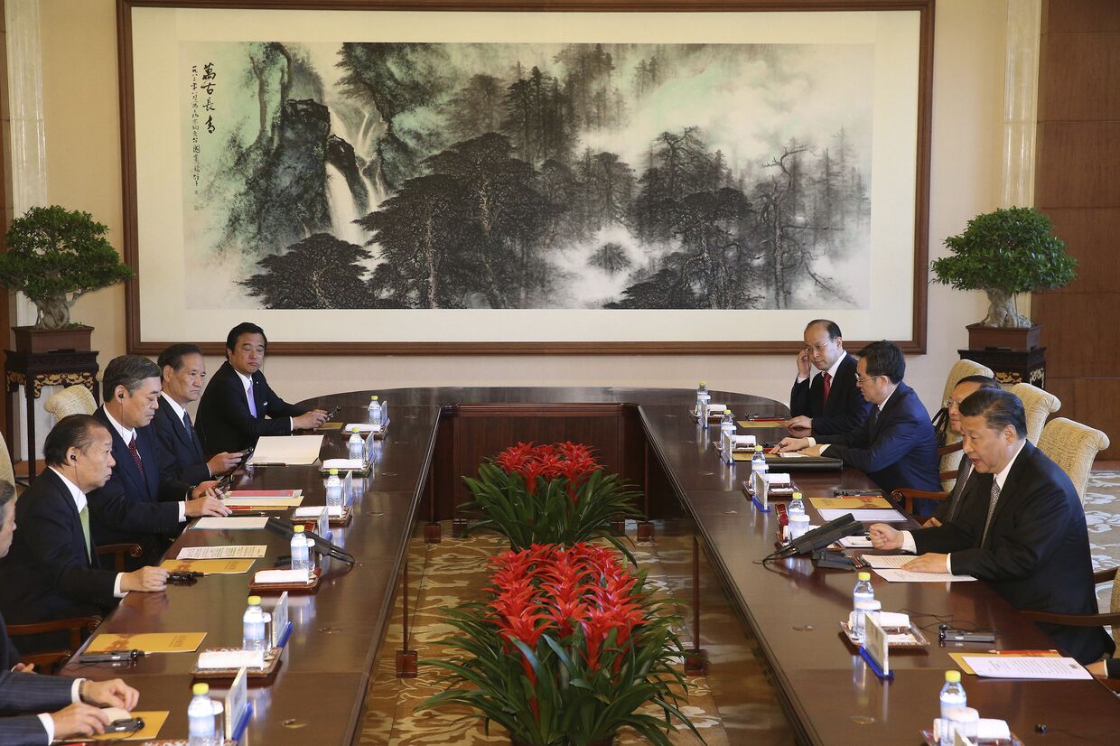 Генеральный секретарь либерально-демократической партии Японии Тосихиро Никаи и председатель КНР Си Цзиньпин
