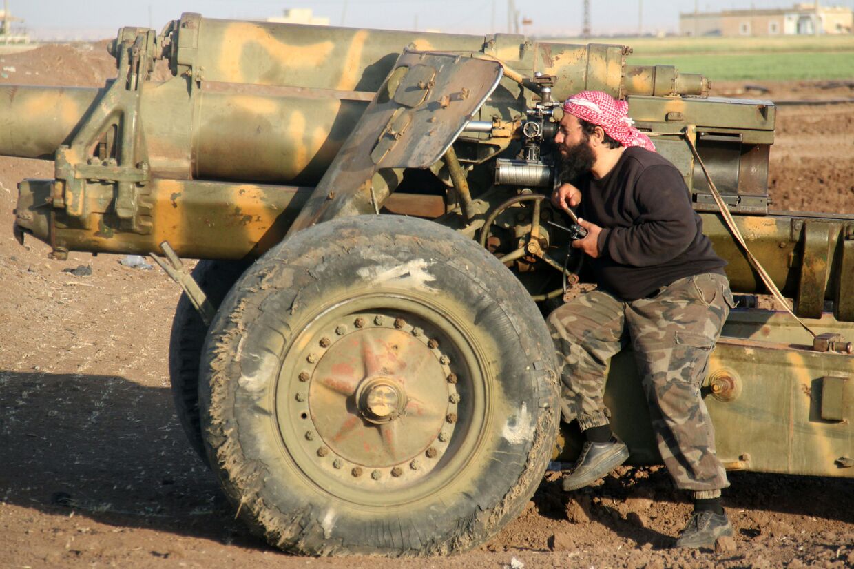 Боевик террористической группировки Джейш аль-Фатх в пригороде Алеппо, Сирия