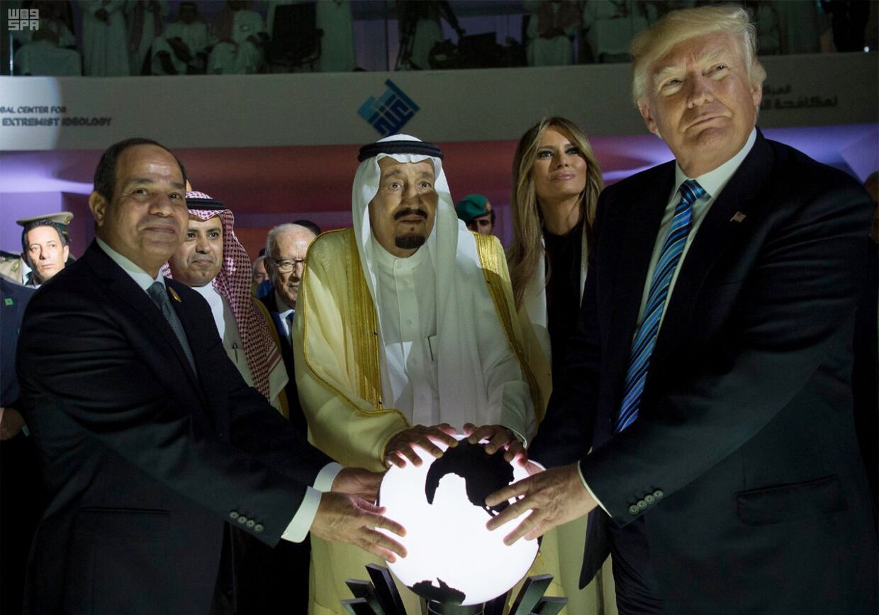 Президент Египта Абдель Фаттах Аль-Сиси, король Саудовской Аравии Салман, первая леди США Мелания Трамп и президент США Дональд Трамп