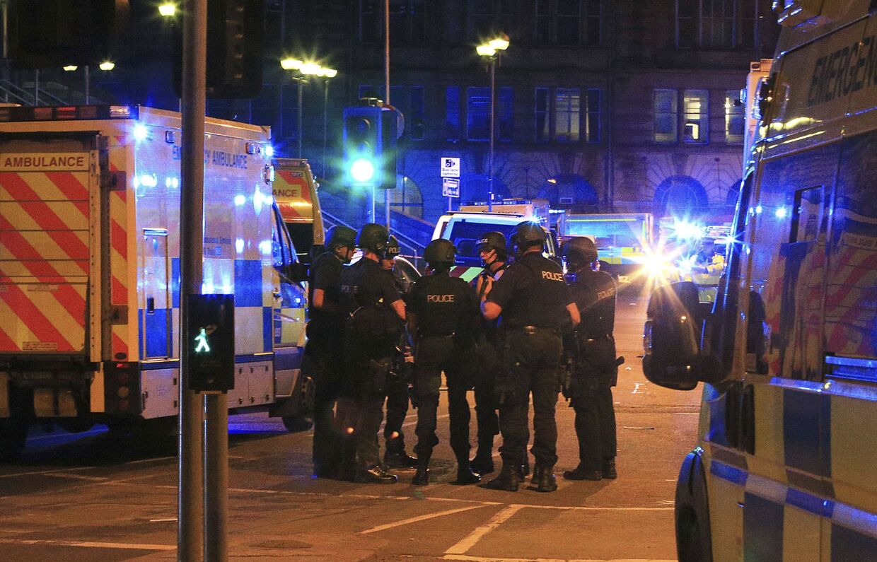 Полиция возле «Манчестер-Арены», где прогремели взрывы, 23.05.2017