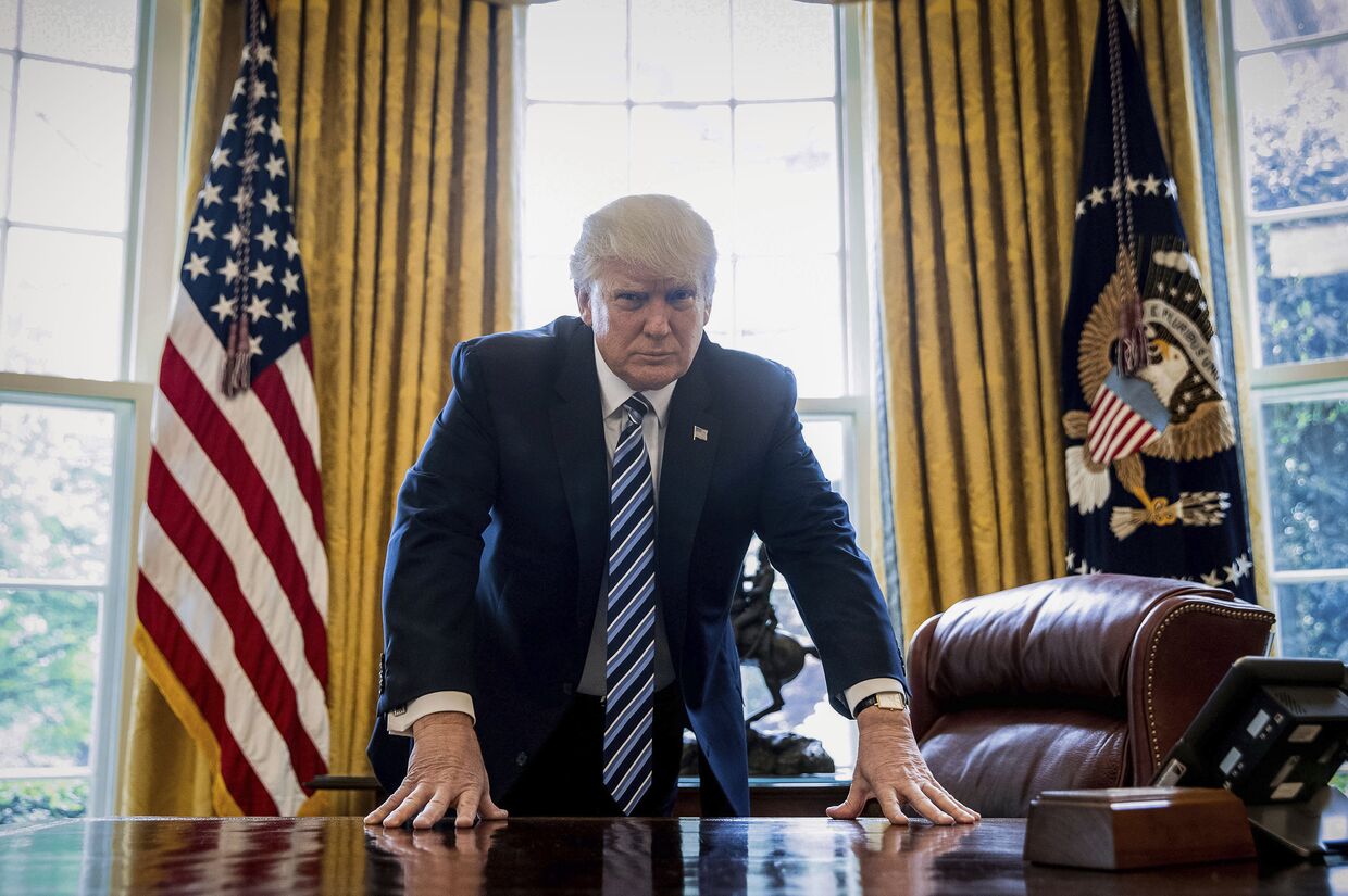 Президент США Дональд Трамп позирует в Овальном кабинете в Вашингтоне