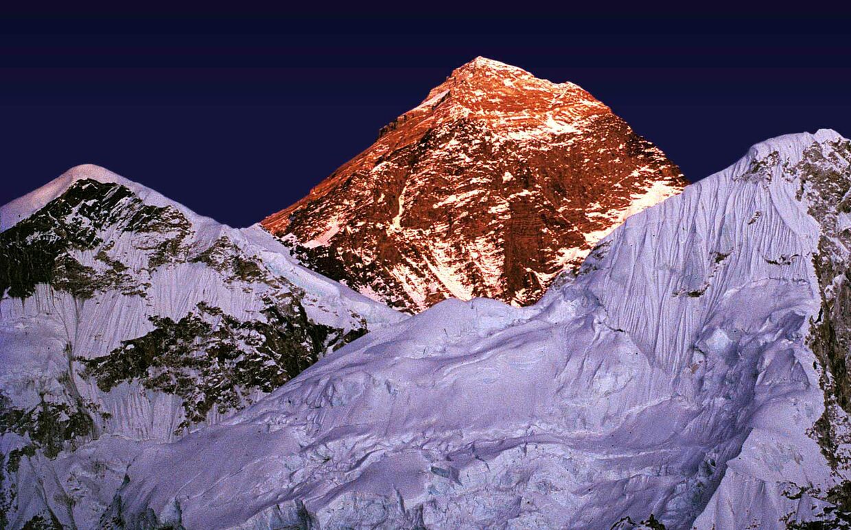 Эверест высота. Эверест — 8848 м. Высота горы Джомолунгма. Эверест 5600. Желтый пояс Эверест.