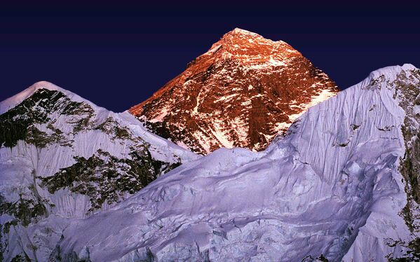 Вершина горы Эверест на закате