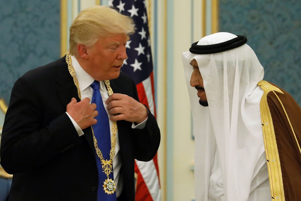 Король Саудовской Аравии наградил Дональда Трампа орденом короля Абдель Азиза, 20 мая 2017