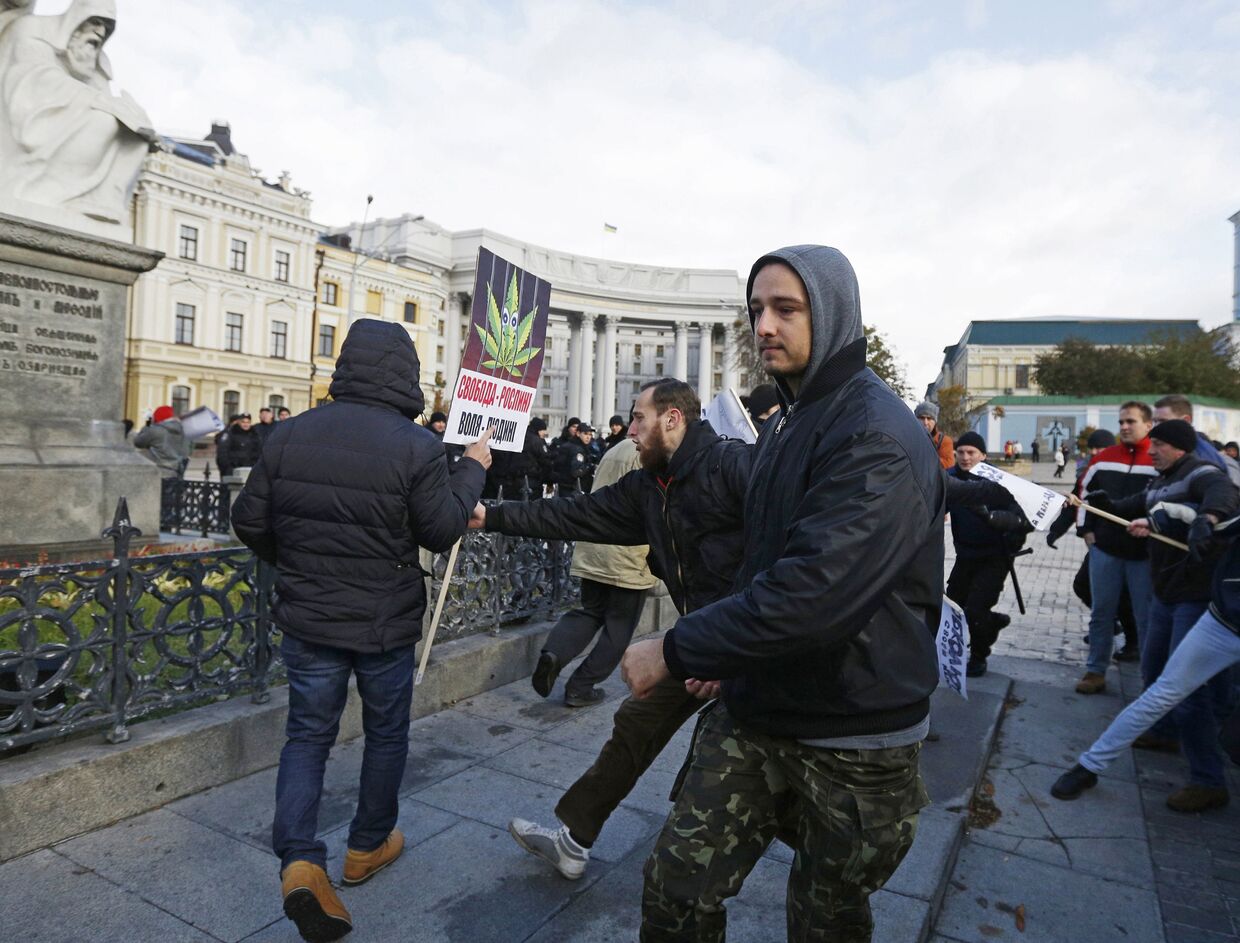 Столкновение украинских националистов с участниками протеста за декриминализацию конопли в Киеве