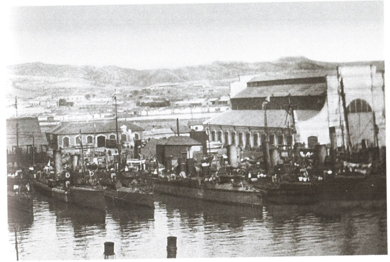 Русские миноносцы в гавани Порт-Артура. 1904 год