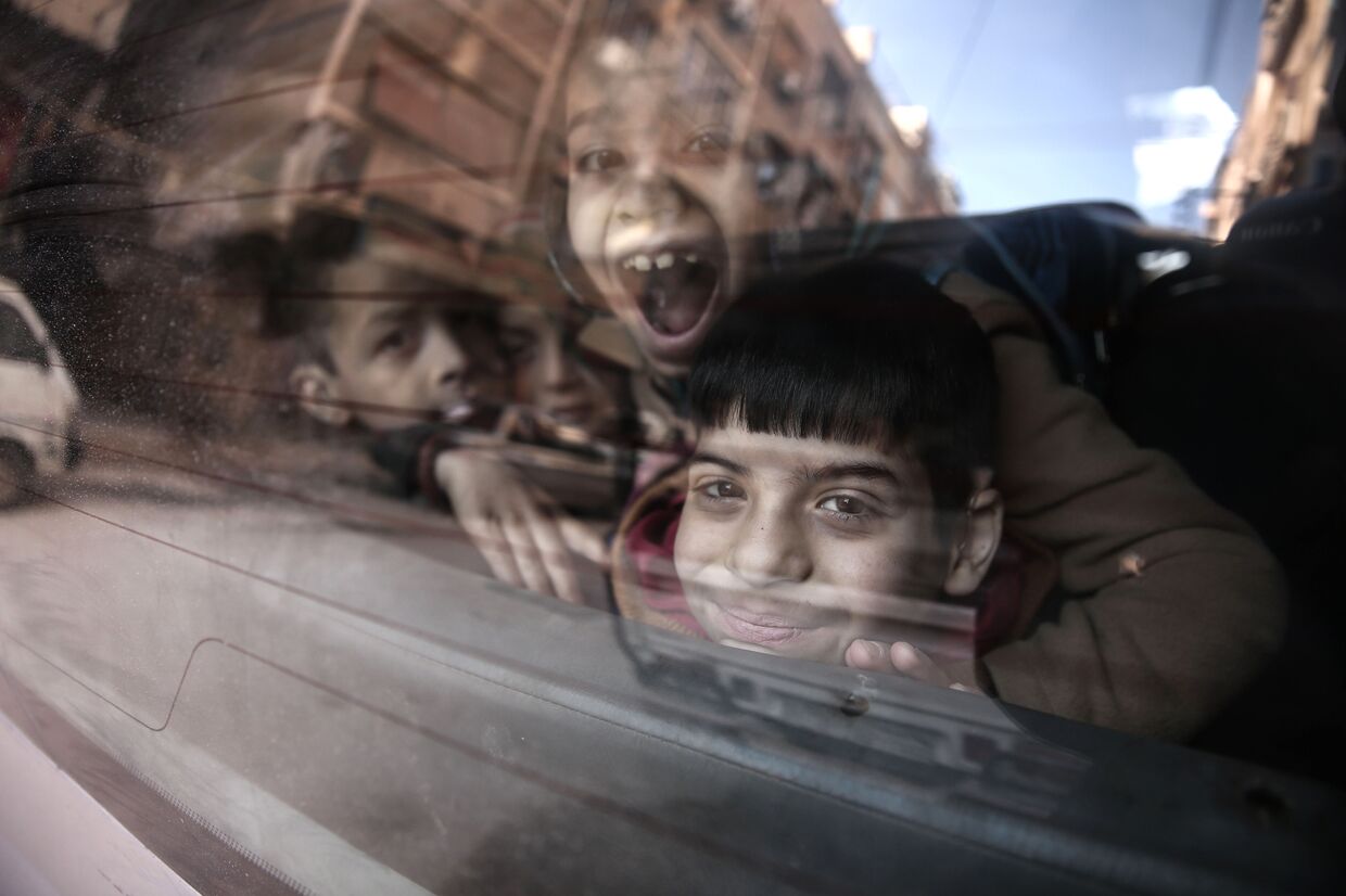 Глухонемых сирийских детей вывозят на школьном автобусе из школы Аль-Баян в удерживаемом повстанцами городе Дума, Сирия