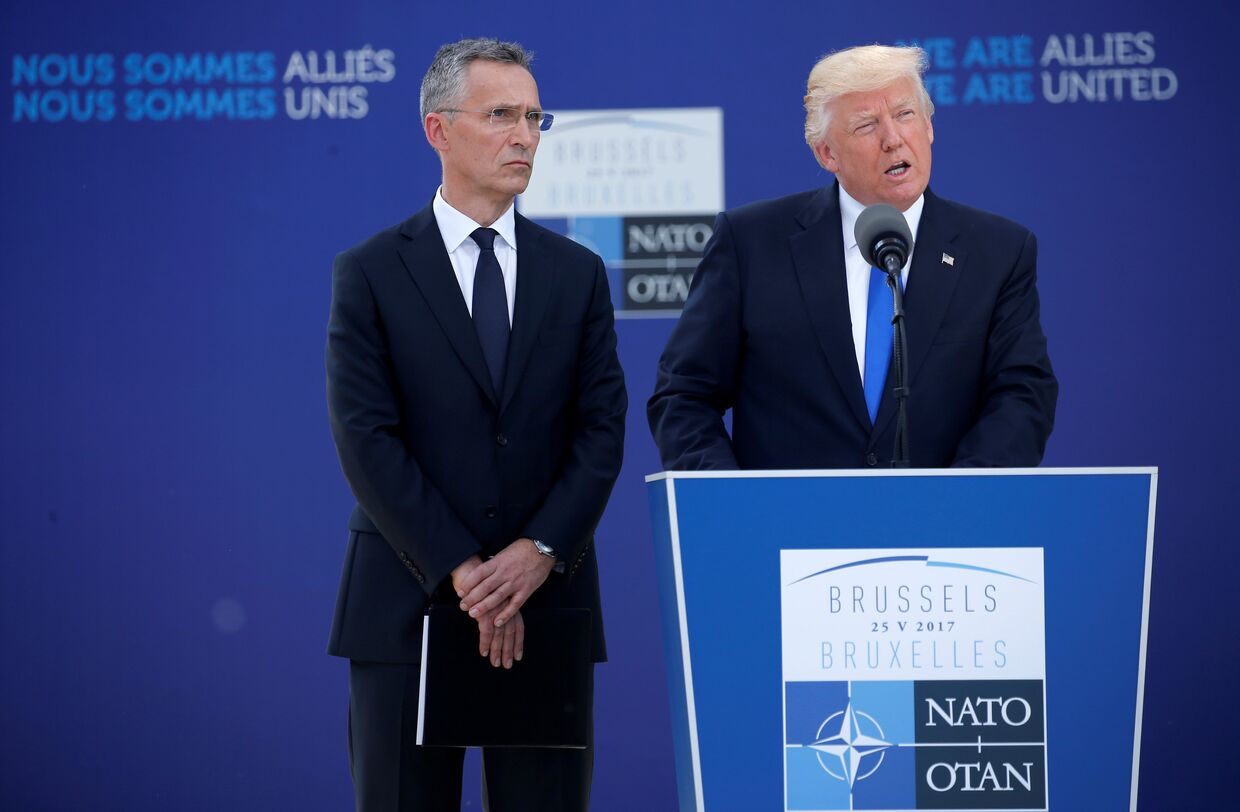 Президент США Дональд Трамп и генеральный секретарь НАТО Йенс Столтенберг на саммите НАТО в Брюсселе, Бельгия. 25 мая 2017