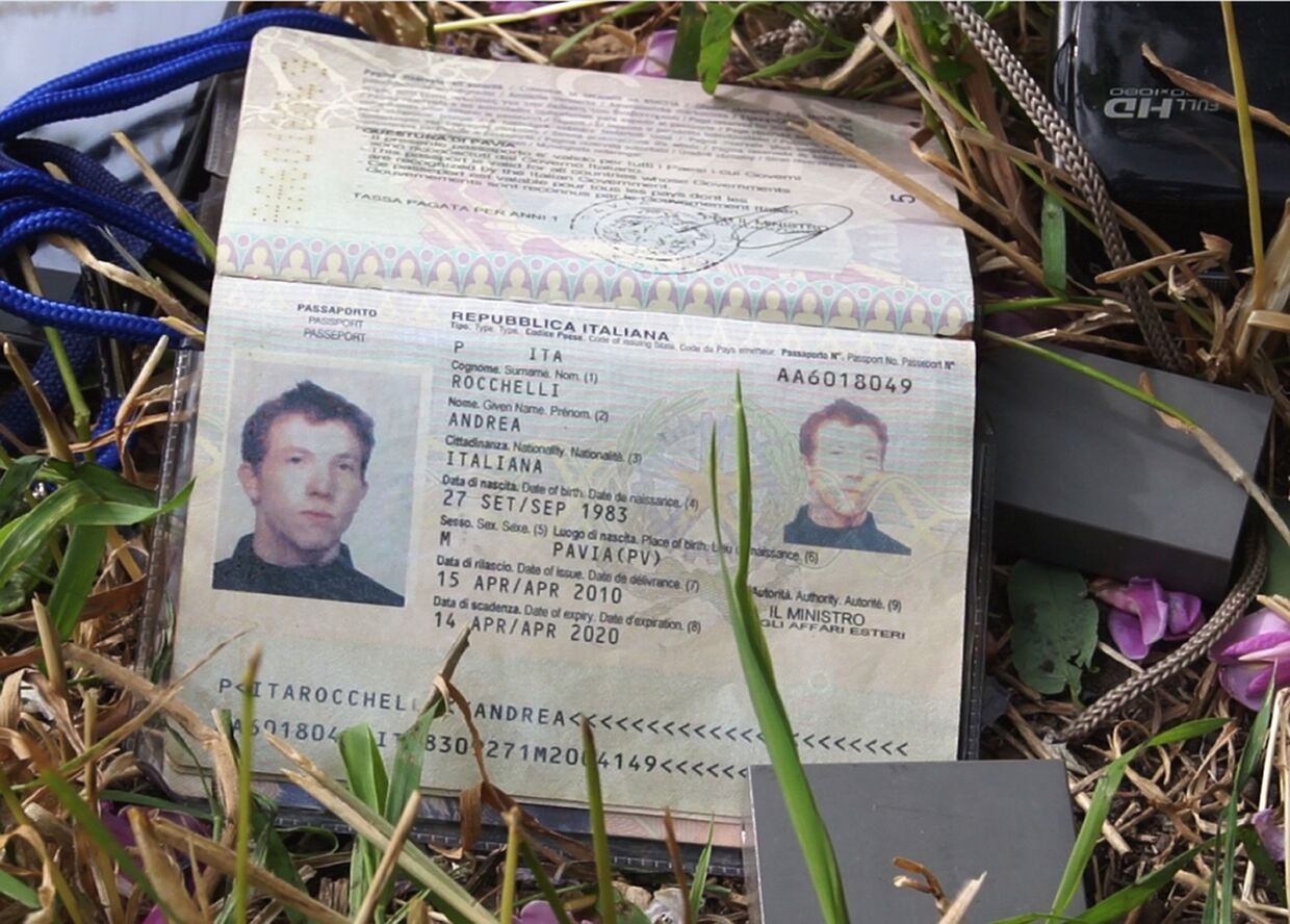 Паспорт итальянского журналиста Андреа Роккелли, который был убит около украинского города Славянска