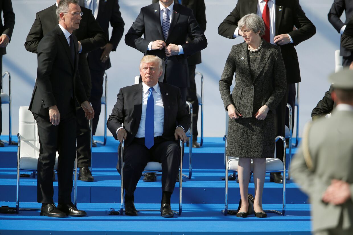 Генеральный секретарь НАТО Йенс Столтенберг, президент США Дональд Трамп и премьер-министр Великобритании Тереза Мэй