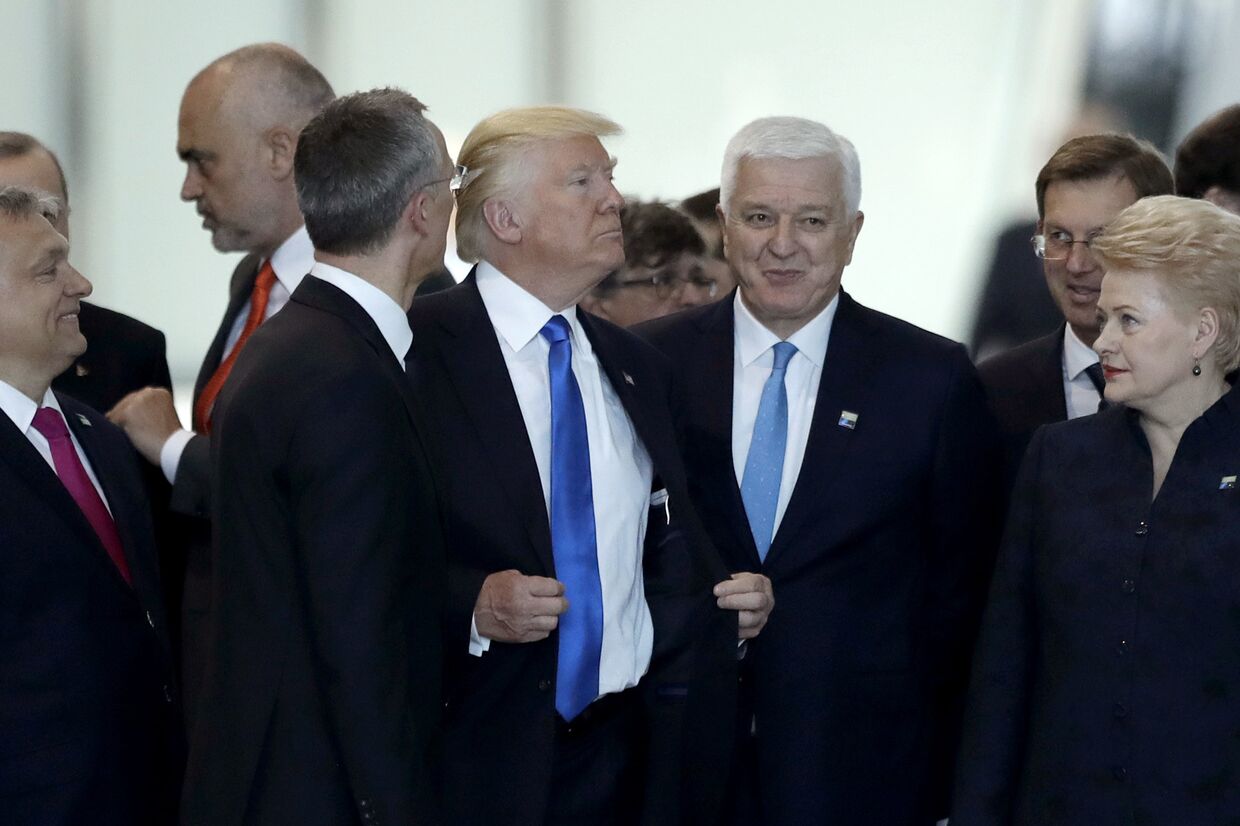 Президент США Дональд Трамп и премьер-министр Черногории Душко Маркович на саммите НАТО в Брюсселе