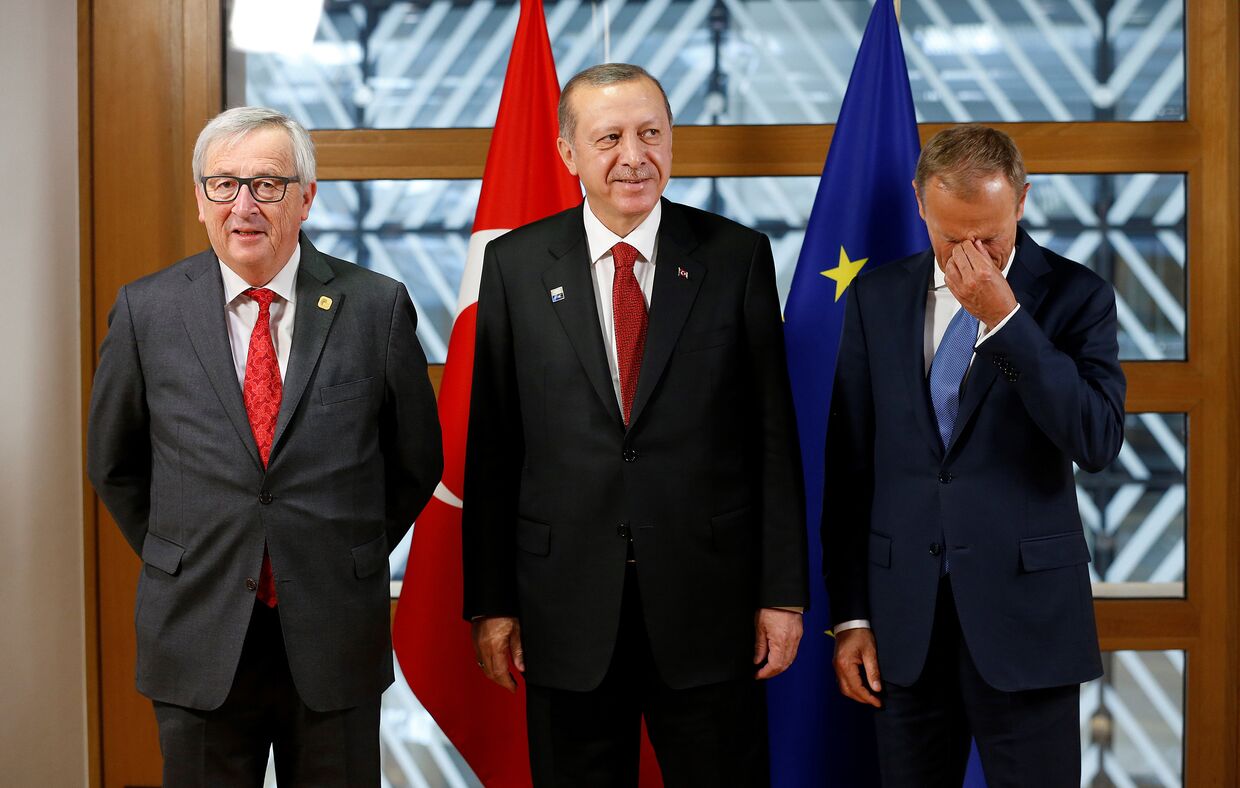 Председатель Европейской комиссии Жан-Клод Юнкер, президент Турции Реджеп Тайип Эрдоган и президент Европейского совета Дональд Туск