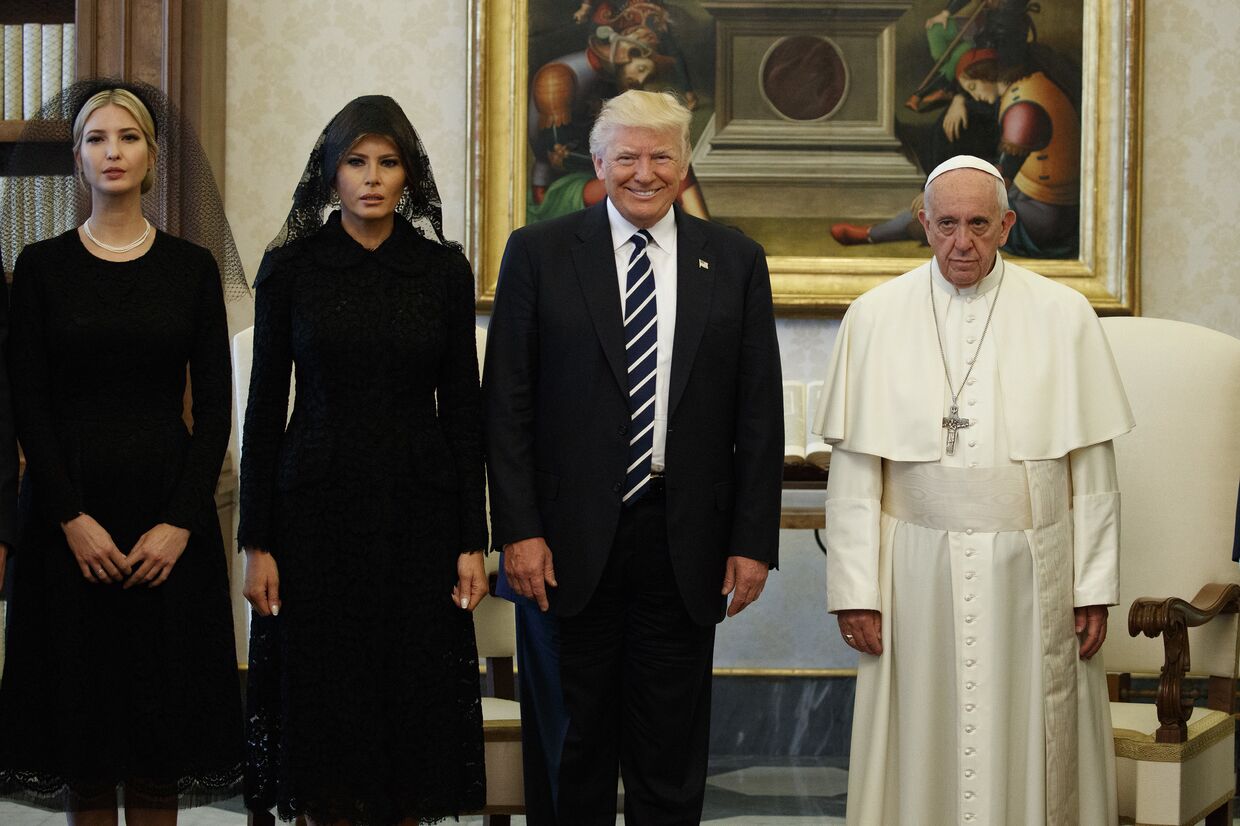 Иванка Трамп, Мелания Трамп, президент США Дональд Трамп и папа римский Франциск