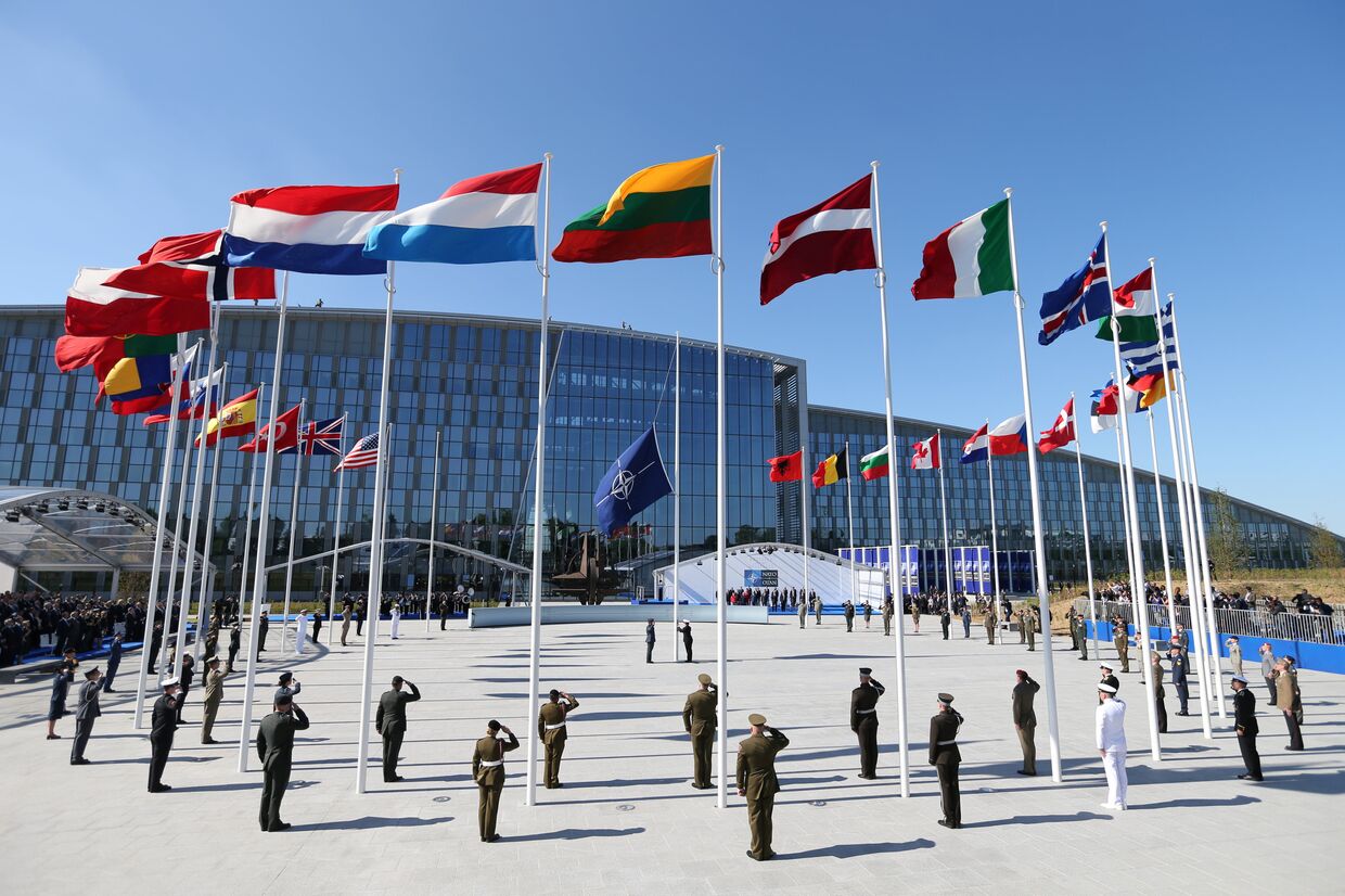 Флаги стран НАТО во время торжественной церемонии в Брюсселе
