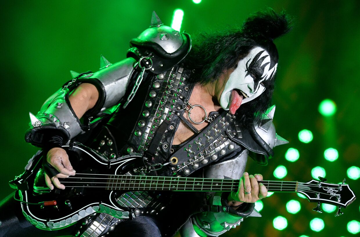 Музыкант группы Kiss Джин Симмонс выступает на концерте в СК Олимпийский в Москве