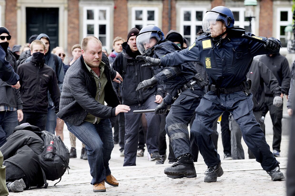 Протестующие из неонацистской датской партии во время столкновений с полицией