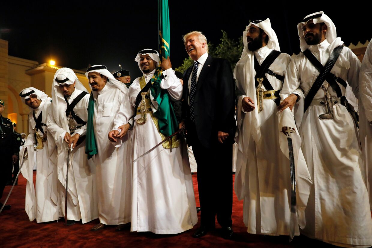 Дональд Трамп на церемонии приветствия во время визита в Саудовскую Аравию