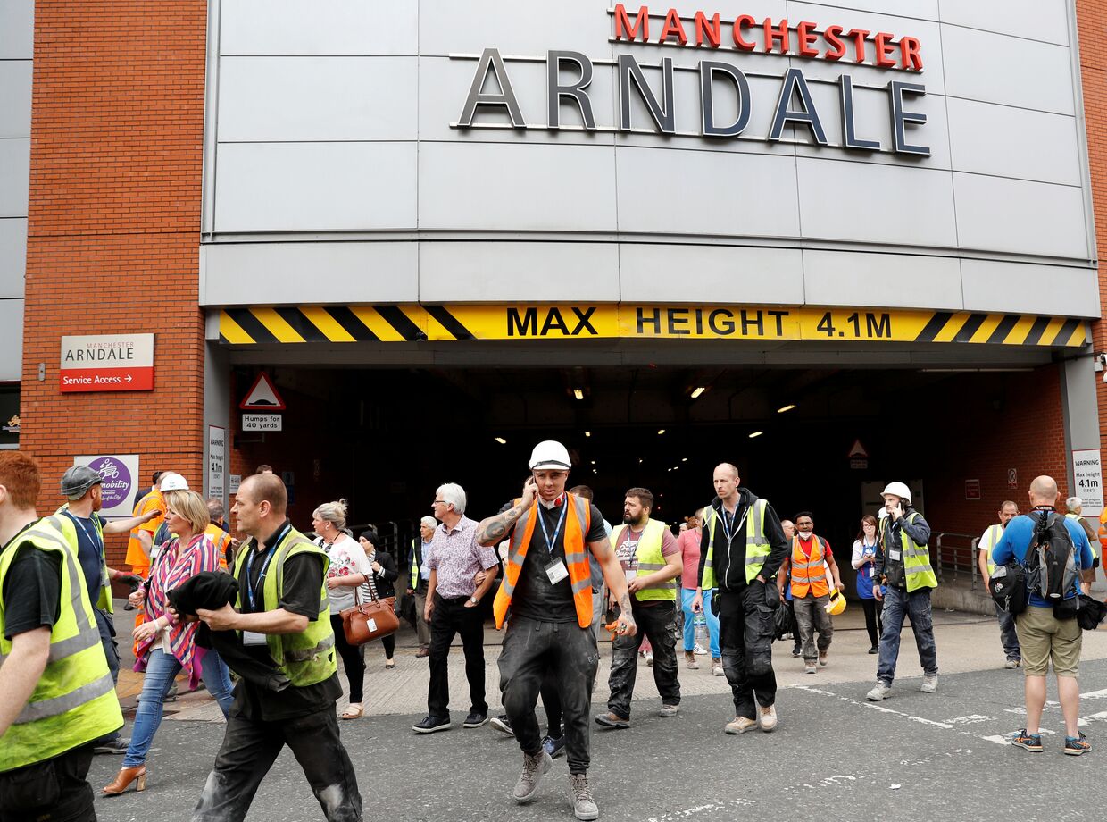 Люди покидают торговый центр Arndale в Манчестере. 23 мая 2017