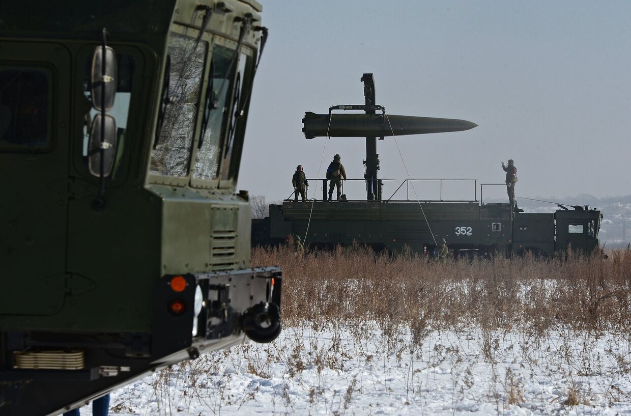 Загрузка ракеты на самоходную пусковую установку ракетного комплекса «Искандер-М»