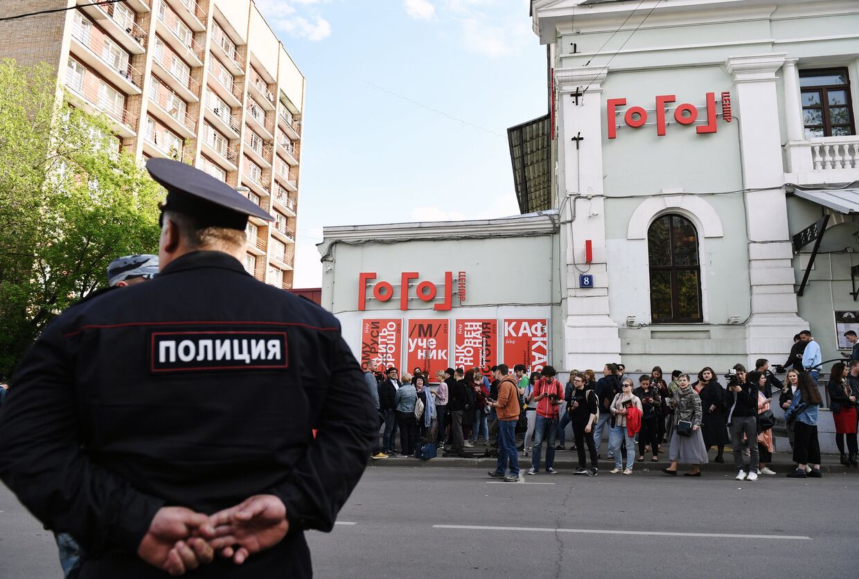 Полиция и прохожие у здания «Гоголь-центр» в Москве