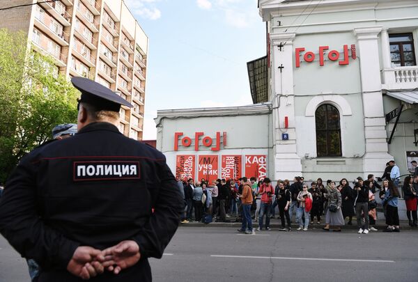 Полиция и прохожие у здания «Гоголь-центр» в Москве Полиция и прохожие у здания «Гоголь-центр» в Москве