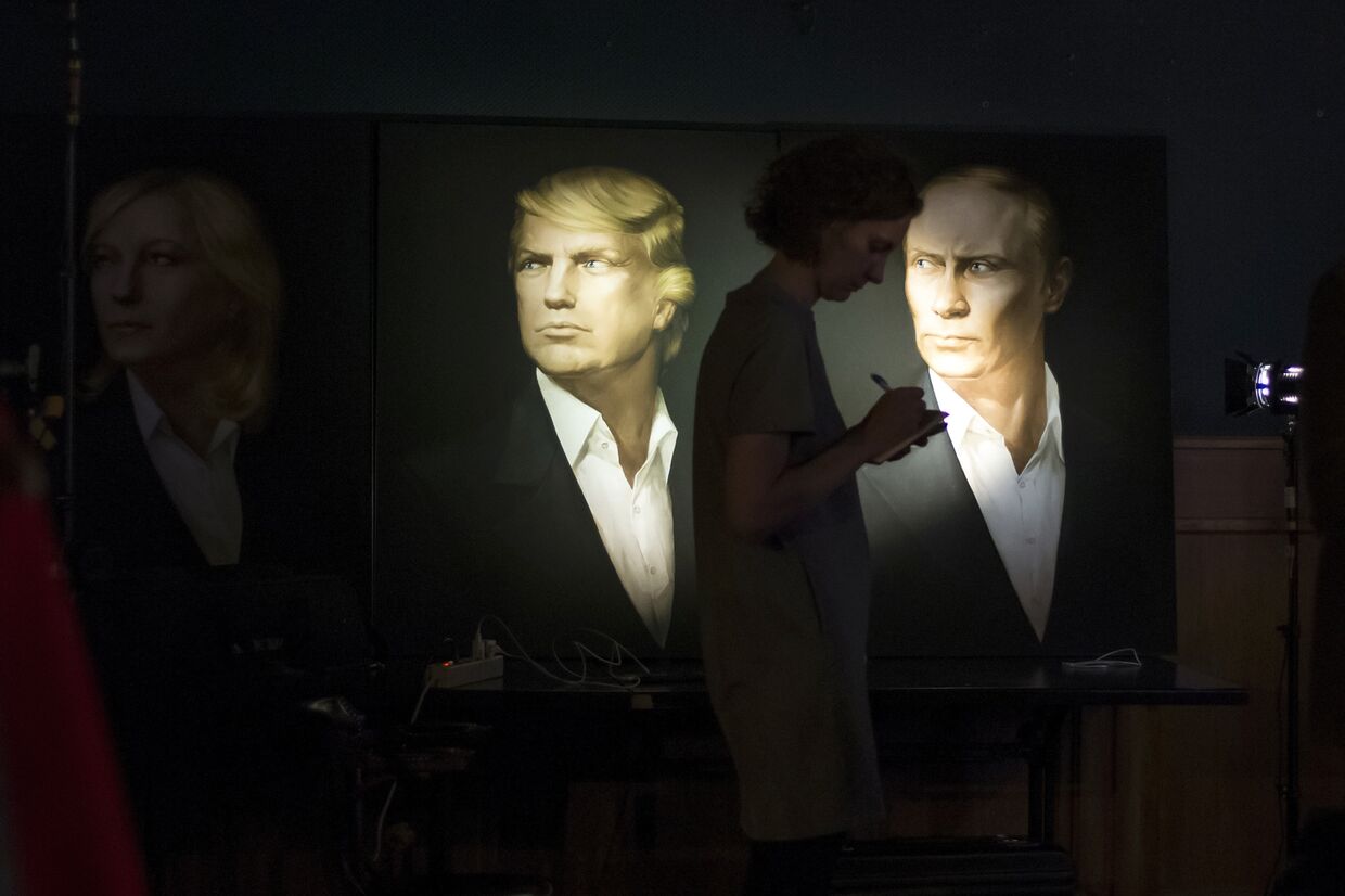 Портреты президента США Дональда Трампа и президента России Владимира Путина в пабе Юнион Джек в Москве