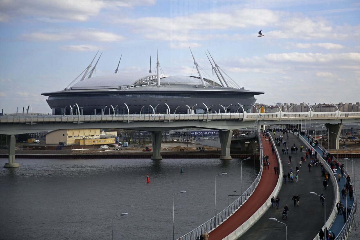 Болельщики на мосту к стадиону «Санкт-Петербург Арена»