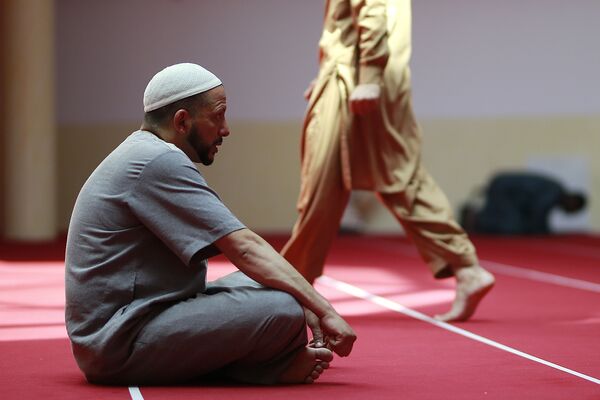 Мужчина во время Рамадана сидит в Большой мечети Сен-Дени, неподалеку от Парижа