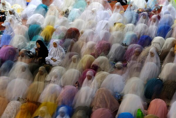 Индонезийские мусульмане молятся в преддверии первого дня Рамадана