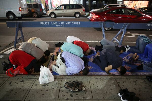 Американские мусульмане совершают таравих в честь начала Рамадана