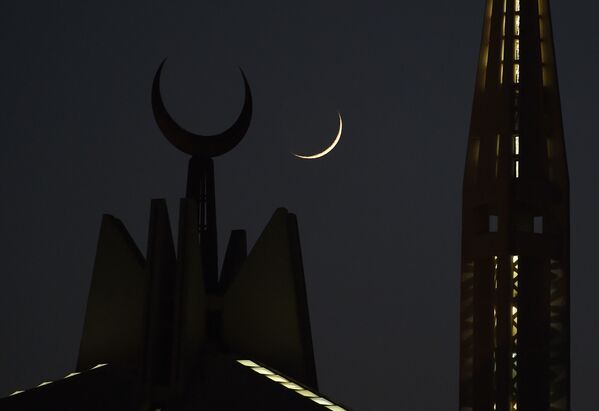 Первая луна Рамадана взошла над мечетью Фейсала в Исламабаде