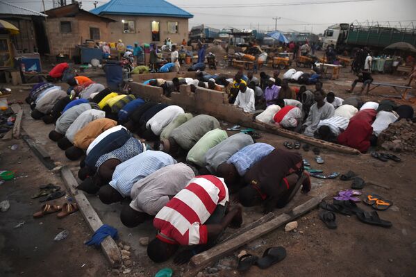 Люди молятся в первый день Рамадана в Ката-Ишери, штат Огун, юго-запад Нигерии