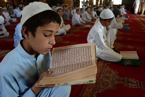 Афганские мальчики читают Коран во время священного месяца Рамадан в мечети Джелалабада