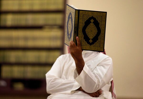 Мужчина читает Коран во время Рамадана. Эр-Рияд, Саудовская Аравия