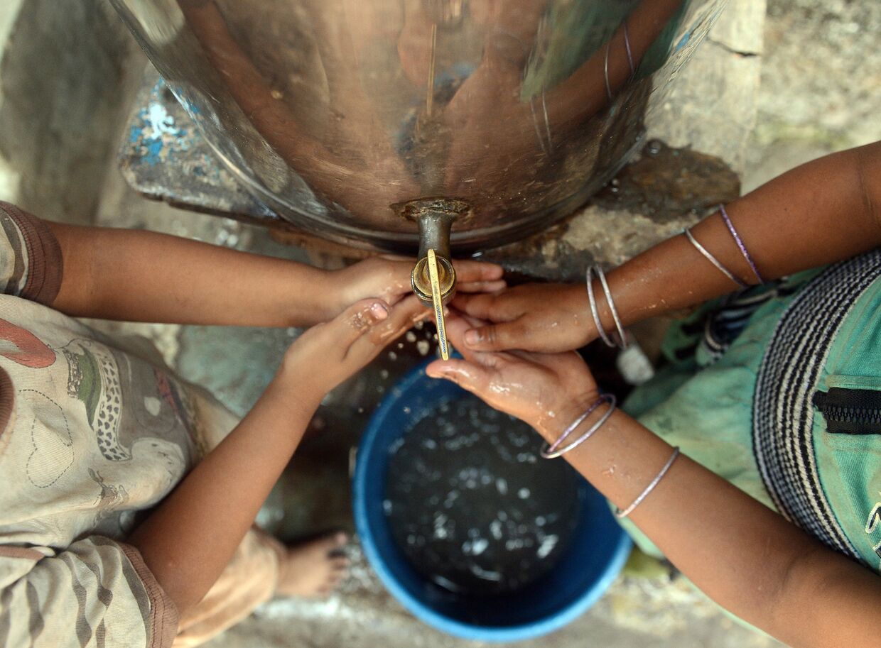 Индийские дети моют руки перед обедом